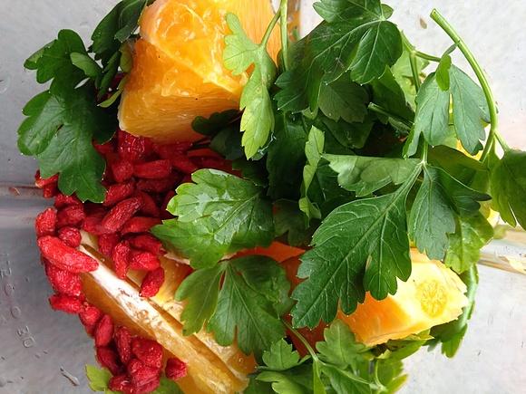 Pomarańczowe smoothie z pietruszką i wodą źródlaną