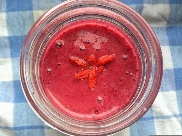Karmazynowe smoothie z truskawkami, malinami, porzeczkami i wiśnią