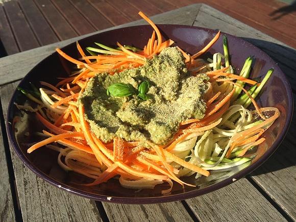 Spaghetti z cukinii i marchewki z zielonym pesto z awokado
