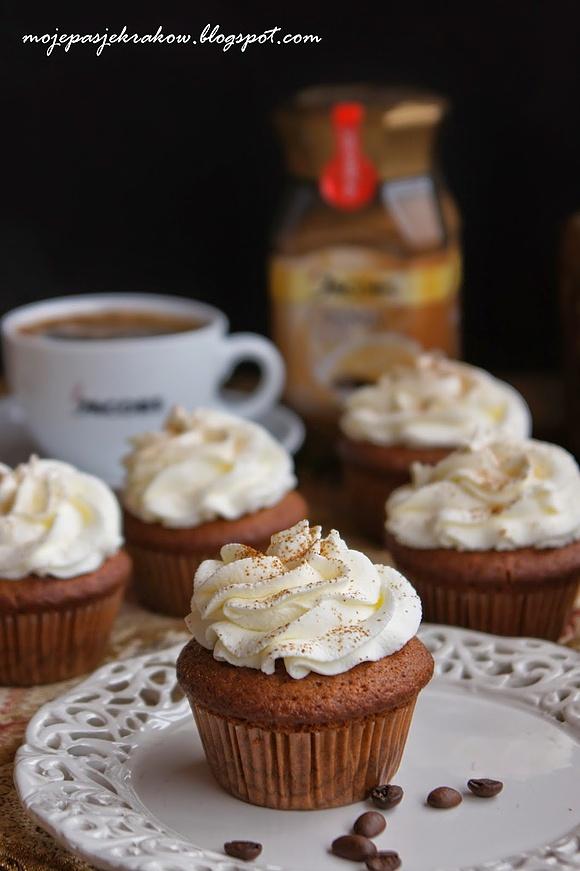 Muffinki kawowe z truflami i śmietanową czapeczką