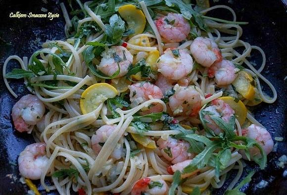 Makaron linguini z krewetkami i rukolą