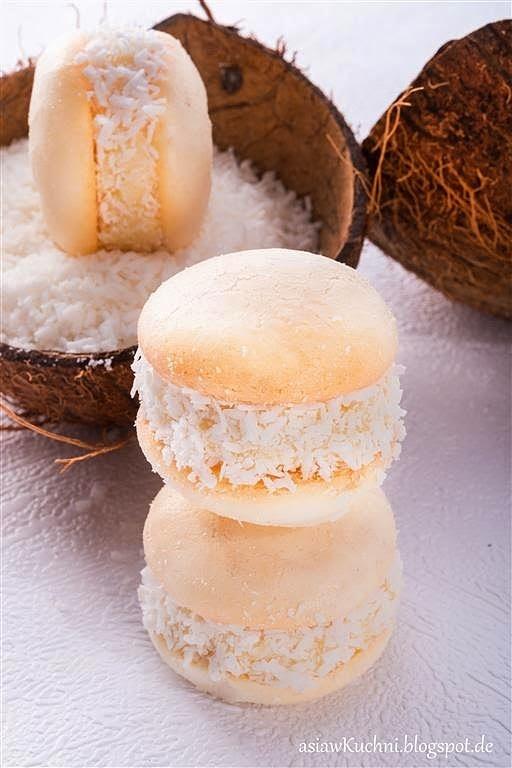 Kokosowe macarons francuskie z kremem z białej czekolady