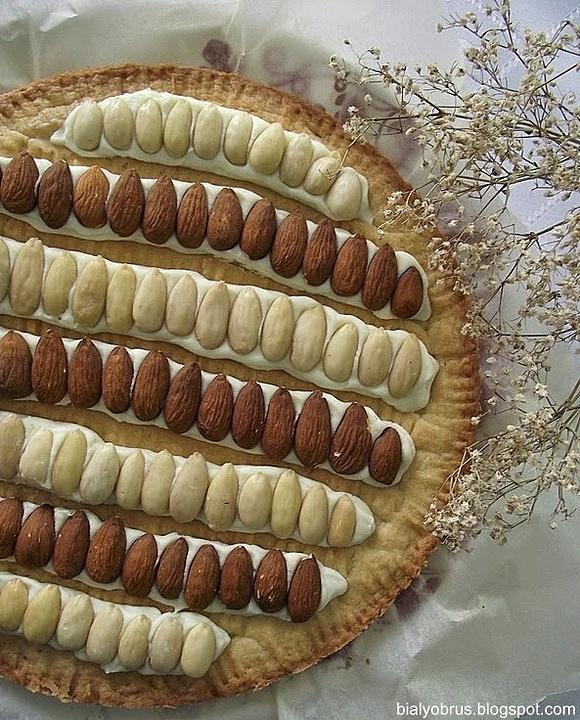 Mazurek jogurtowy z białą czekoladą i migdałami