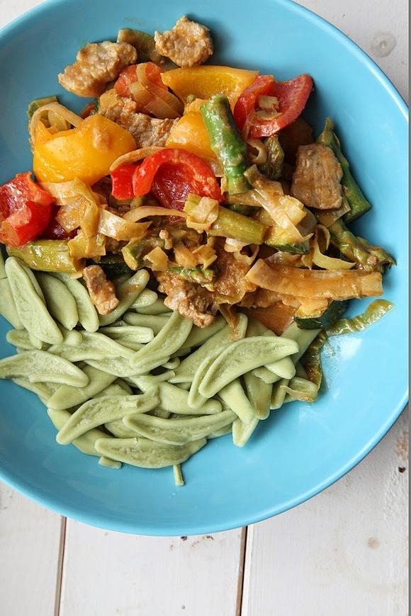 Kolorowe curry z mlekiem kokosowym i żółtą pastą curry