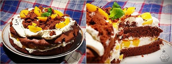 Tort czekoladowo-brzoskwiniowy z bitą śmietaną
