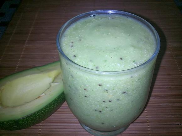 Zielony smoothie z awokado, bananem i kiwi