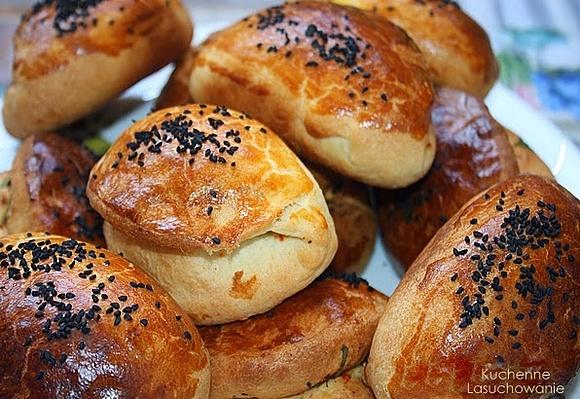 Turkish yeast rolls with cheese