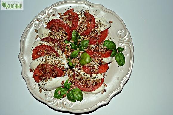 Caprese z prażonym słonecznikiem