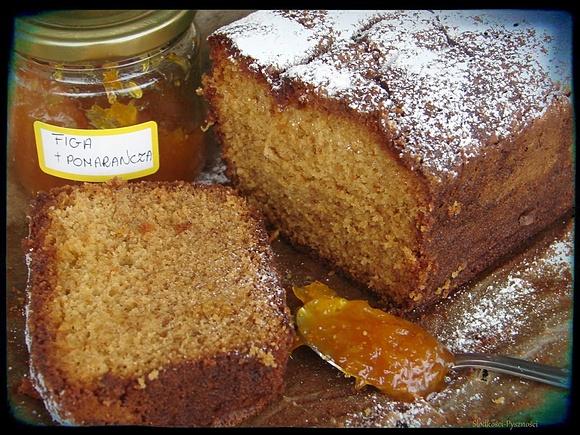 Mokra babka piaskowa z konfiturą figowo-pomarańczową