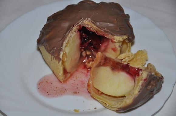 Jabłka pieczone w cieście z polewą czekoladową