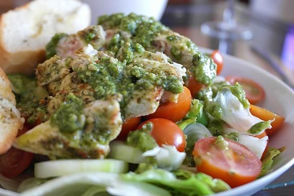 Dietetyczna sałatka z kurczakiem i pesto