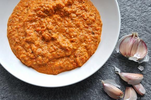 Pasta z papryki i oliwek
