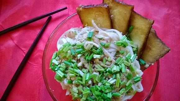 Prosty makaron udon ze szczypiorkiem i orzechami