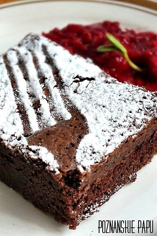 Ciasto czekoladowe z chilli i gorącym sosem malinowym
