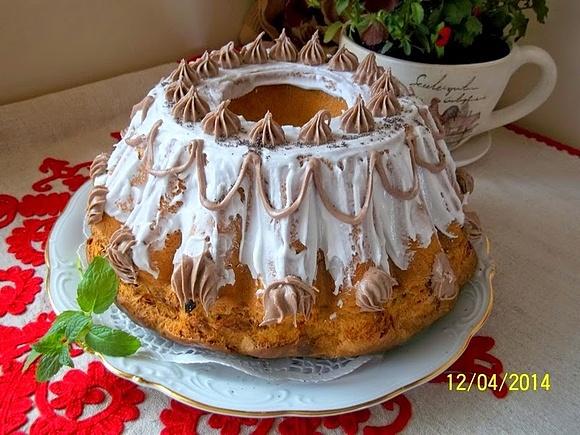 Babka bakaliowa z bakaliami i drożdżówką w środku
