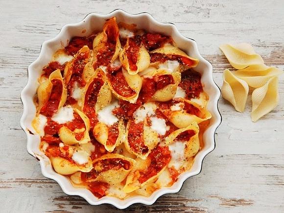 Muszle zapiekane z salami i mozzarellą