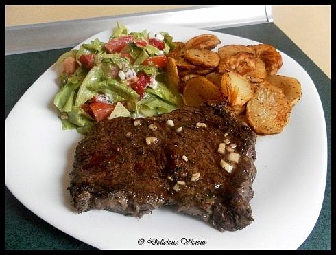 Stek T-bone z przyprawami i aromatycznym sosem