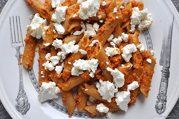 Penne z pastą z papryki i oliwek oraz serem feta