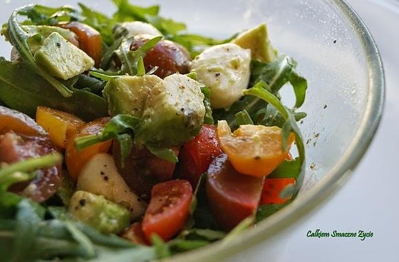 Rukola z awokado, mini mozzarellą i pomidorkami