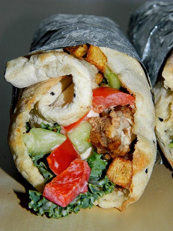 Chicken shawarma w chlebku pita z frytkami i sałatką