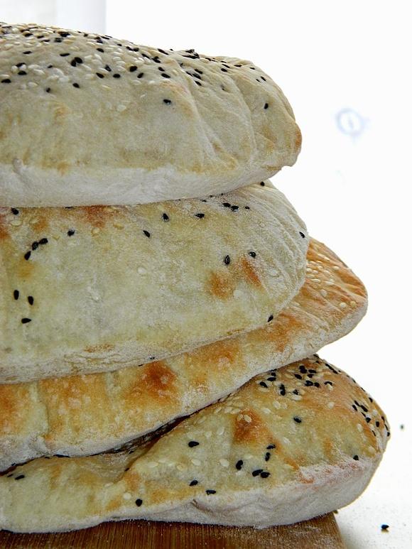 Chlebki pita z czarnuszką i sezamem