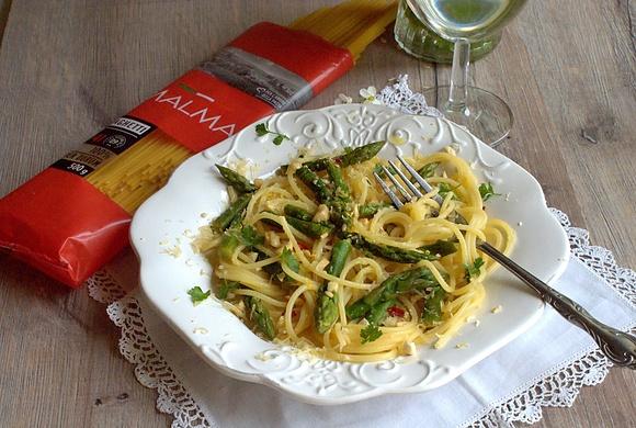 Spaghetti ze szparagami i orzechami nerkowca