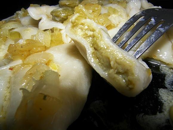 Pierogi z bobem czosnkiem i twarożkiem