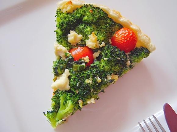 Tarta z brokułami i pomidorkami koktajlowymi