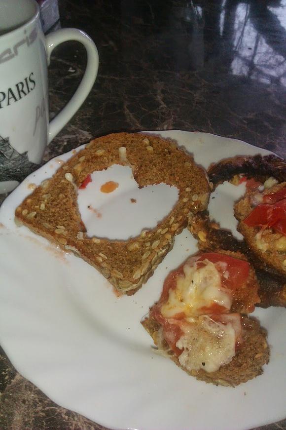 Szybkie i pomysłowe śniadanie: grzanki serca z pomidorem i startym serem mozzarella
