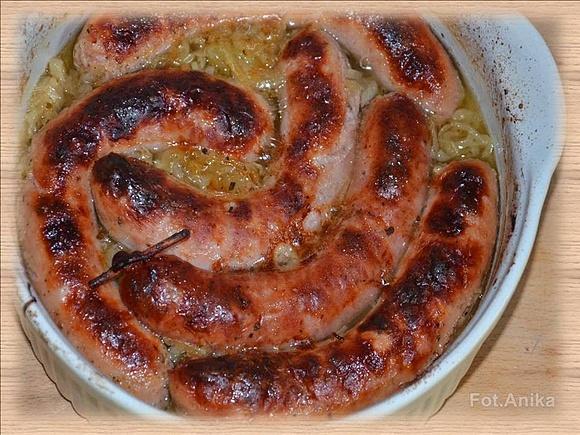 Biała kiełbasa pieczona w piwie