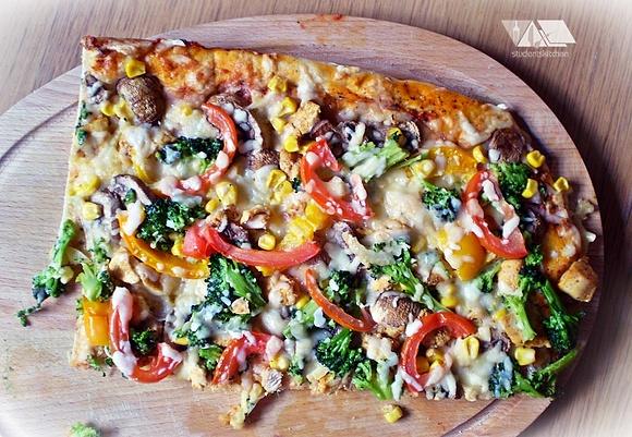 Kolorowa pizza na puszystym cieście