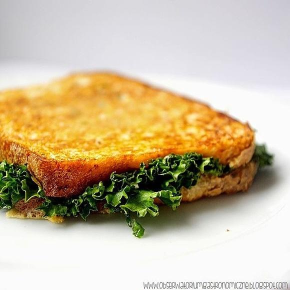 Prosty śniadaniowy sandwich z jarmużem i serem brie