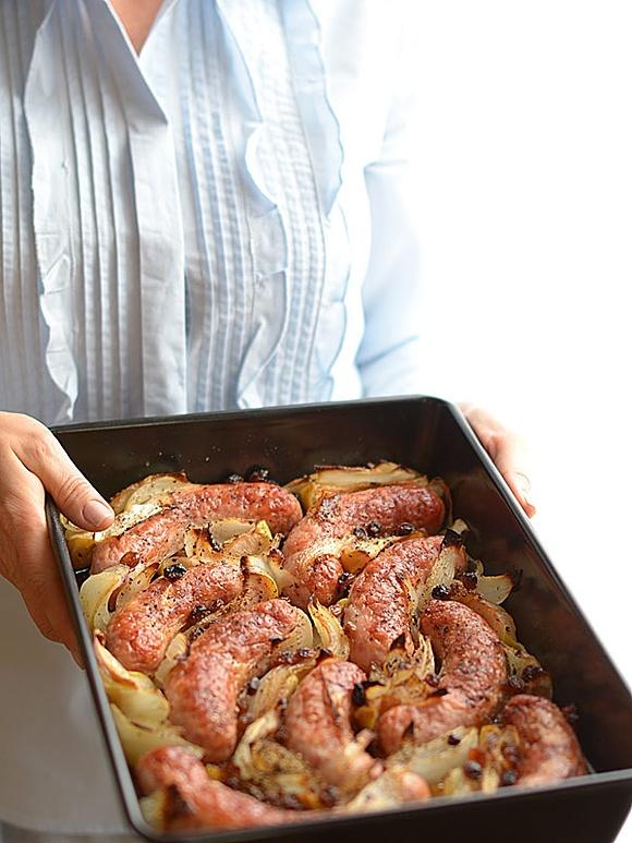 Biała kiełbasa pieczona z jabłkami cebulą i cydrem