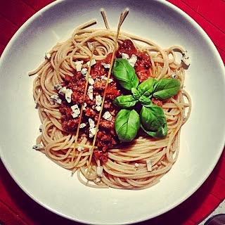 Spaghetti Bolognese z pełnoziarnistym makaronem i mięsem mielonym