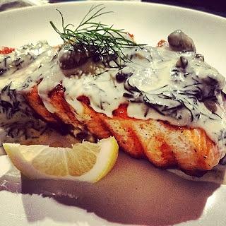 Grillowany łosoś w sosie śmietankowo-koperkowym z sałatą i dressingiem
