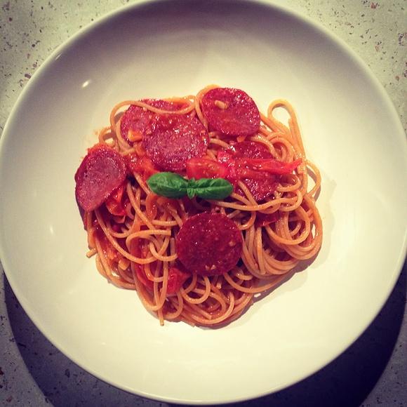 Spaghetti z pepperoni i pomidorami