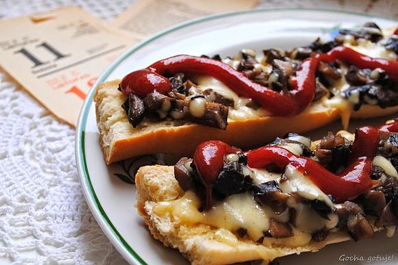 Zapiekanki z pieczarkami i serem żółtym
