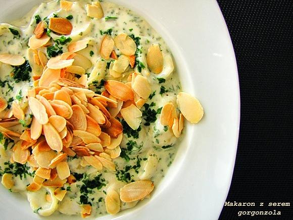 Makaron z sosem gorgonzola i prażonymi migdałami