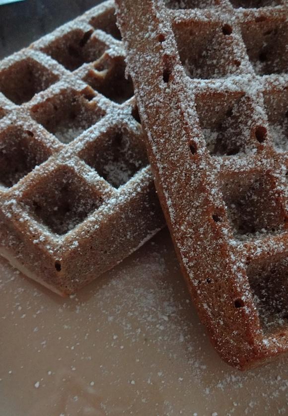 Pełnoziarniste cynamonowe gofry pieczone w piekarniku