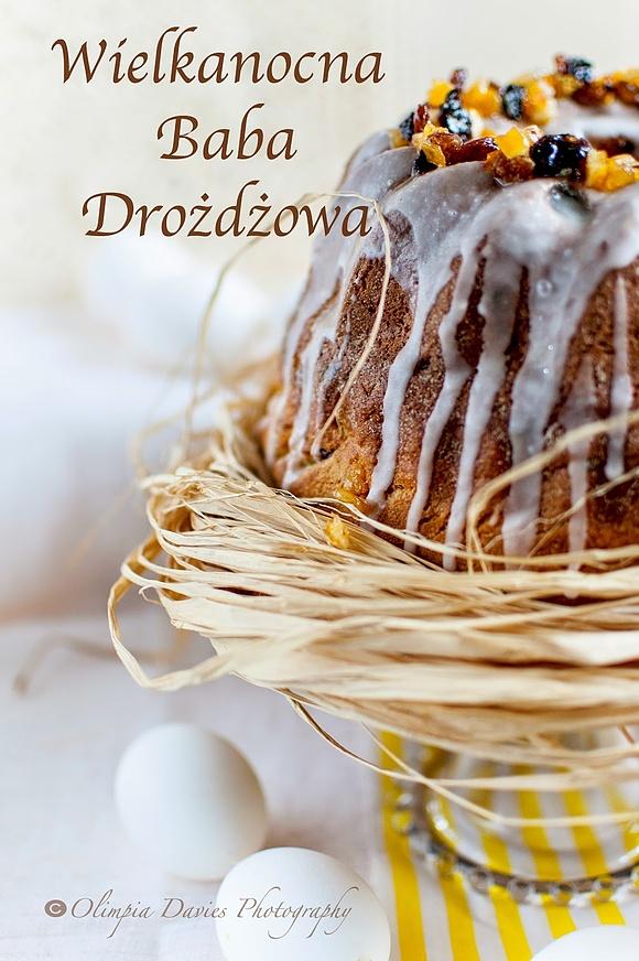 Wielkanocna baba drożdżowa z rodzynkami i suszonymi śliwkami