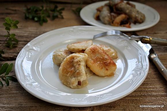 Pierogi wielkanocne z białą kiełbasą i kapustą kiszoną