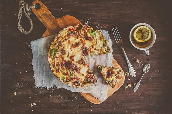 Tarta z bobem, pieczarkami i mozzarellą