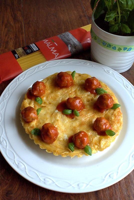 Frittata z makaronem spaghetti i pulpecikami w sosie pomidorowym
