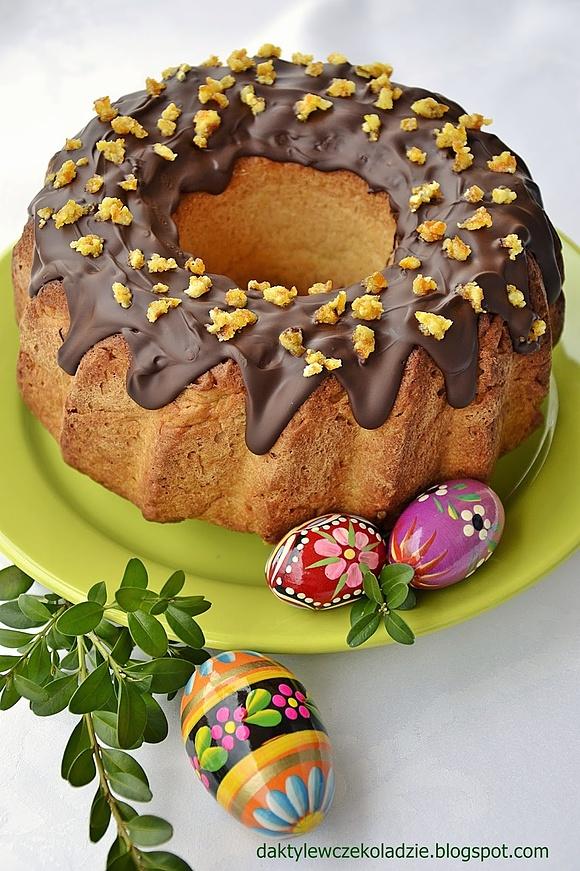 Drożdżowa baba świąteczna z czekoladą i skórką pomarańczową