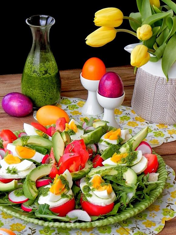 Wiosenna sałatka z jajkiem awokado i pesto z rzeżuchy