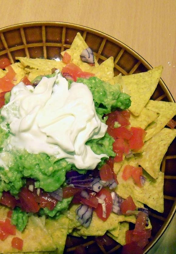 Nachos z salsą z awokado i pomidorami