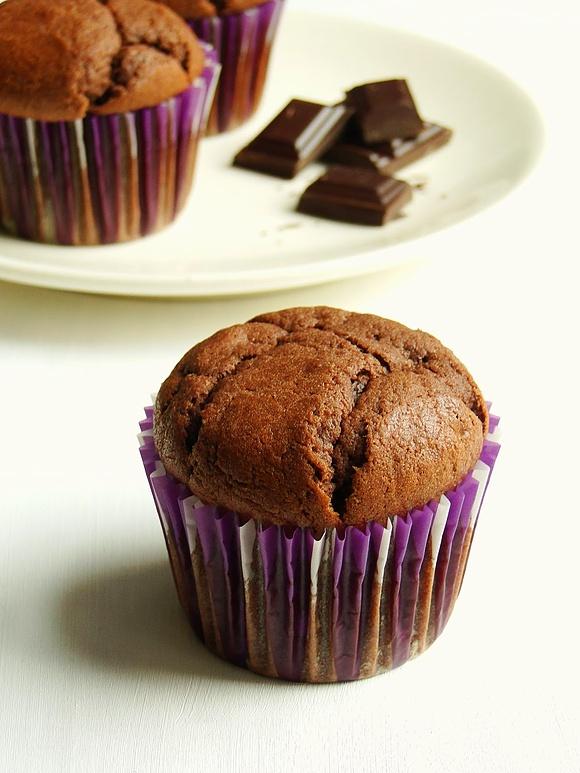 Muffinki czekoladowo-bananowe klasyczne, puszyste i wilgotne