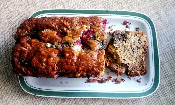Chlebek bananowy z malinami i białą czekoladą