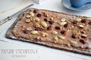 Mazurek snickersowy z kajmakiem i orzeszkami