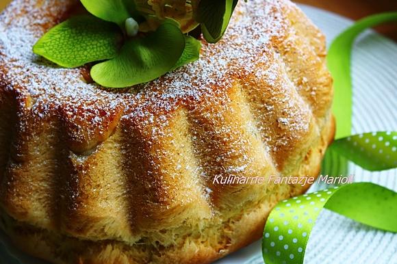 Drożdżowa babka z rodzynkami na wielkanoc